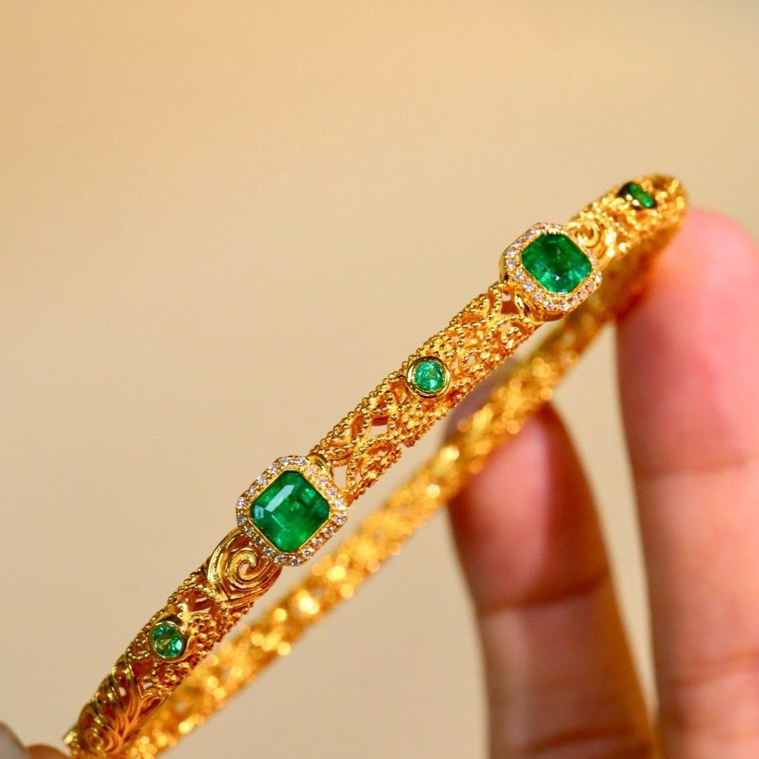 14k Gold 0.82 Ctw Vivid Green Natural Emerald & Diamond Bangle - 5
