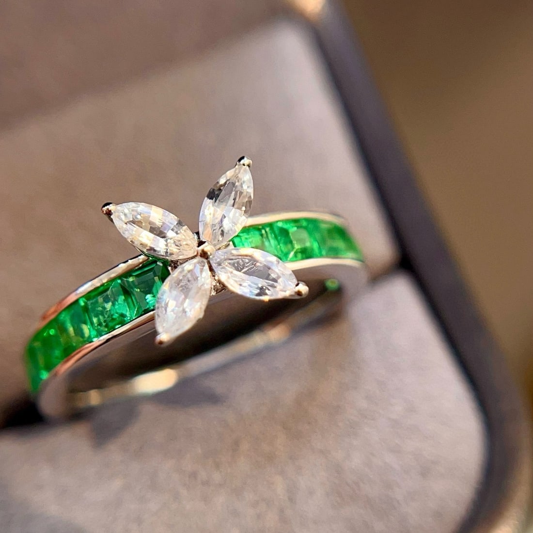 14k Gold 1.57 Ctw Vivid Green Natural Emerald & Sapphire Ring: Ref:231031115 // gold content:14k gold // ring size:7. 25us // // main gemstone:emerald // shape:square // carat weight:0. 97ct // color:vivid green // treatment:natural // // adjacent gemstone 2 :