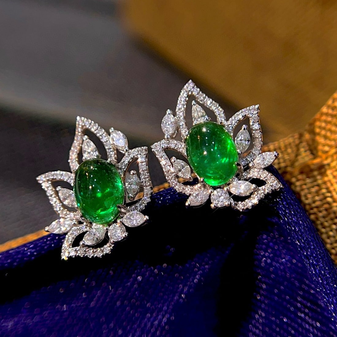 14k Gold 2.87 Ctw Vivid Green Natural Emerald & Diamond Earrings: Ref:231031120 // gold content:14k gold // main gemstone:emerald // shape:oval // carat weight:2. 10ct // color:vivid green // treatment:natural // // adjacent gemstone 2 : diamond // shape:multiply //
