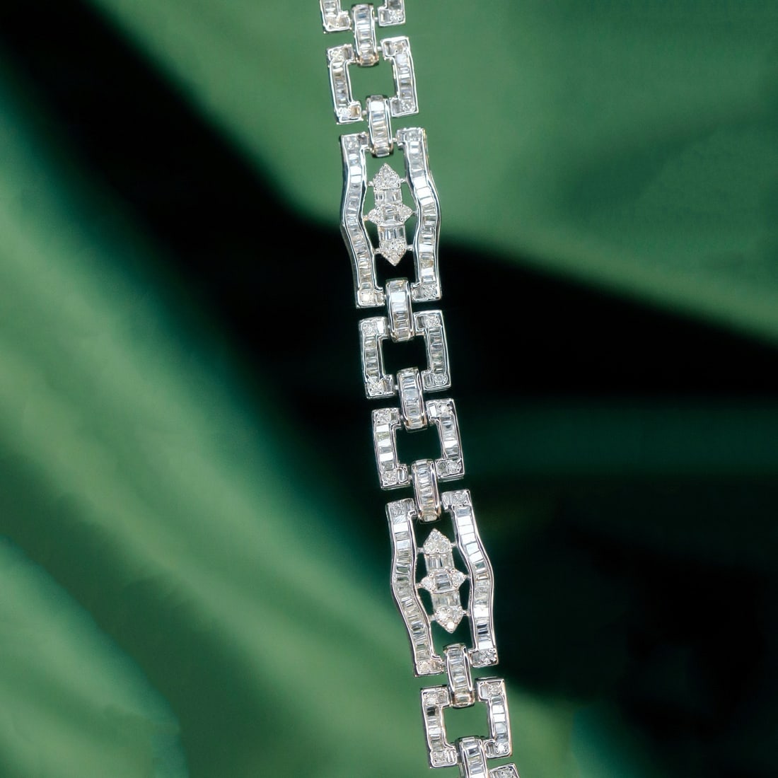 14k Gold 3 Ct Natural H Diamond Bracelet: Ref:231031128 // gold content:14k gold // main gemstone:diamond // shape:multiply // carat weight:3ct // clarity grade:vs-si // color:h // treatment:natural // Condition: New High Estimate: 16000 Low