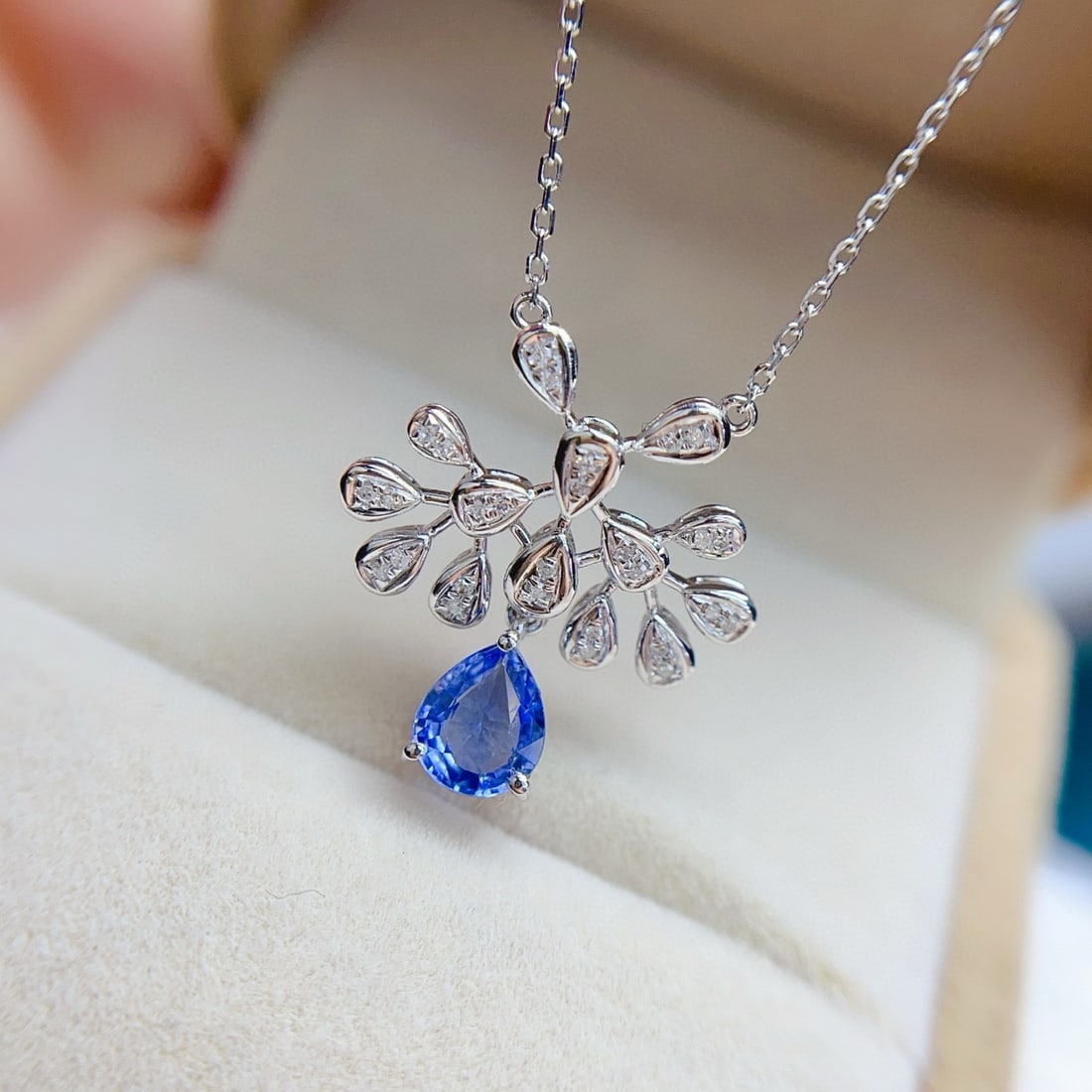 14k Gold 0.92 Ct Natural Sapphire & Diamond Necklace: Ref:231031130 // gold content:14k gold // main gemstone:sapphire // shape:pear // carat weight:0. 92ct // color:blue // treatment:natural // // adjacent gemstone 2 : diamond // number of stones:28 //