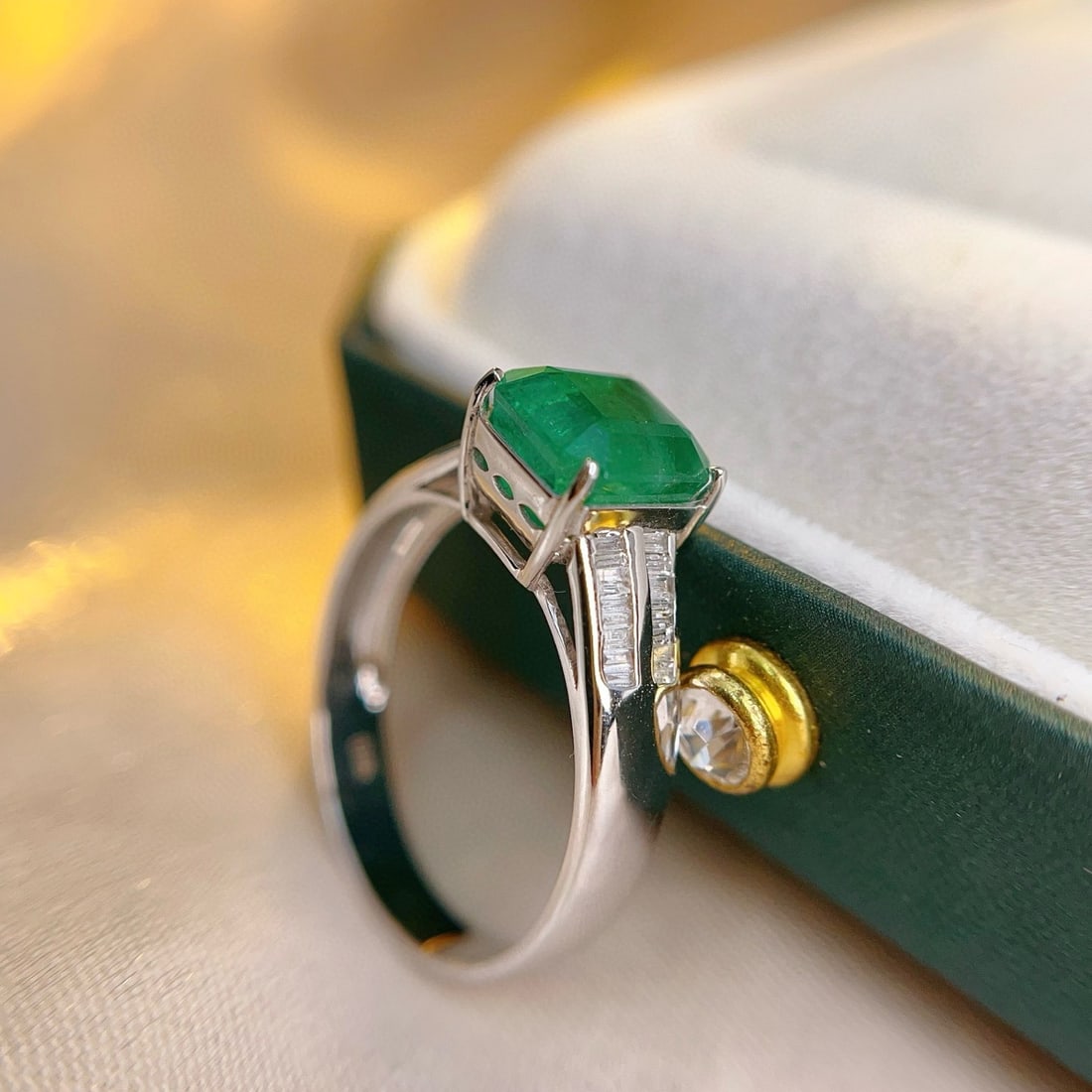 14k Gold 2.00 Ct Vivid Green Natural Emerald & Diamond Ring - 2