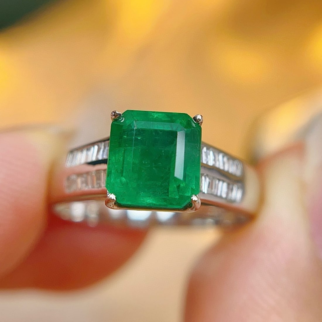 14k Gold 2.00 Ct Vivid Green Natural Emerald & Diamond Ring - 4