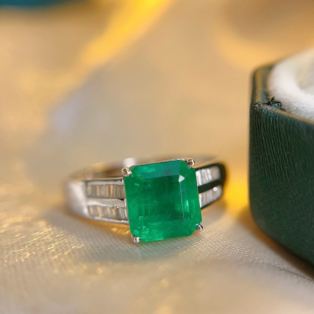 14k Gold 2.00 Ct Vivid Green Natural Emerald & Diamond Ring - 5
