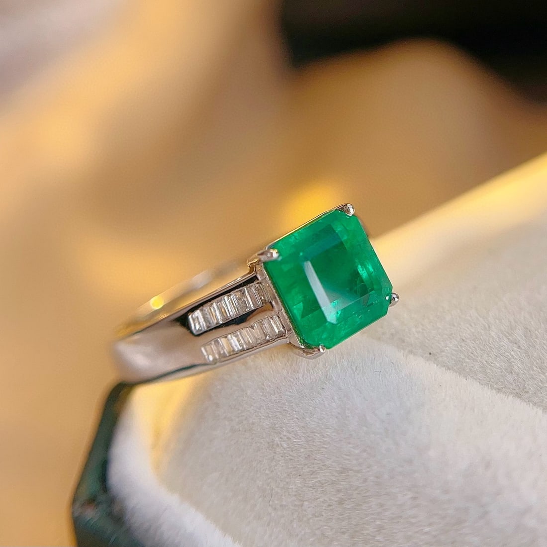 14k Gold 2.00 Ct Vivid Green Natural Emerald & Diamond Ring - 6