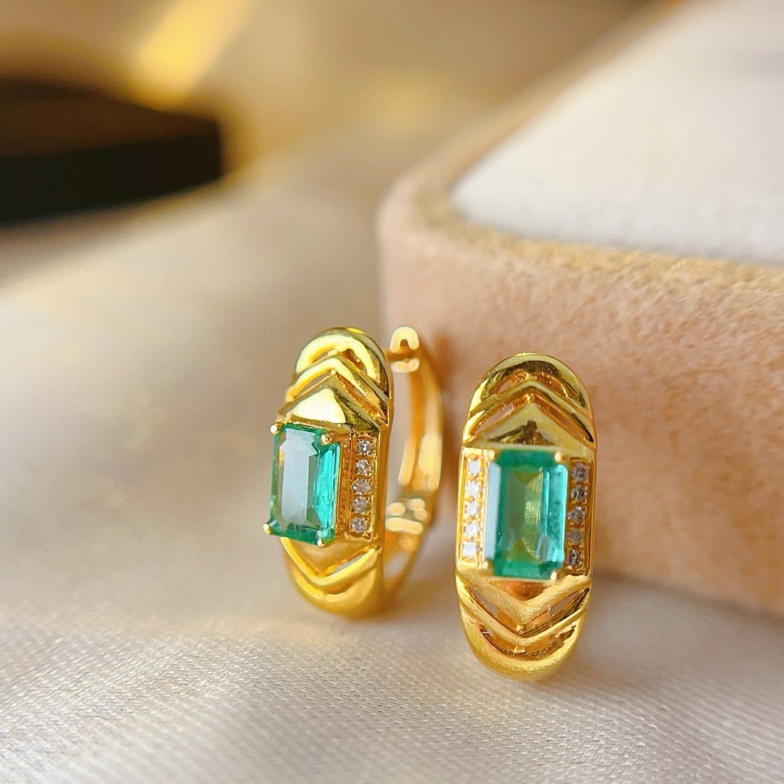 14k Gold 0.80 Ct Natural Emerald & Diamond Earrings: Ref:231031133 // gold content:14k gold // main gemstone:emerald // shape:octagonal // carat weight:0. 80ct // color:green // treatment:natural // // adjacent gemstone 2 : diamond // number of