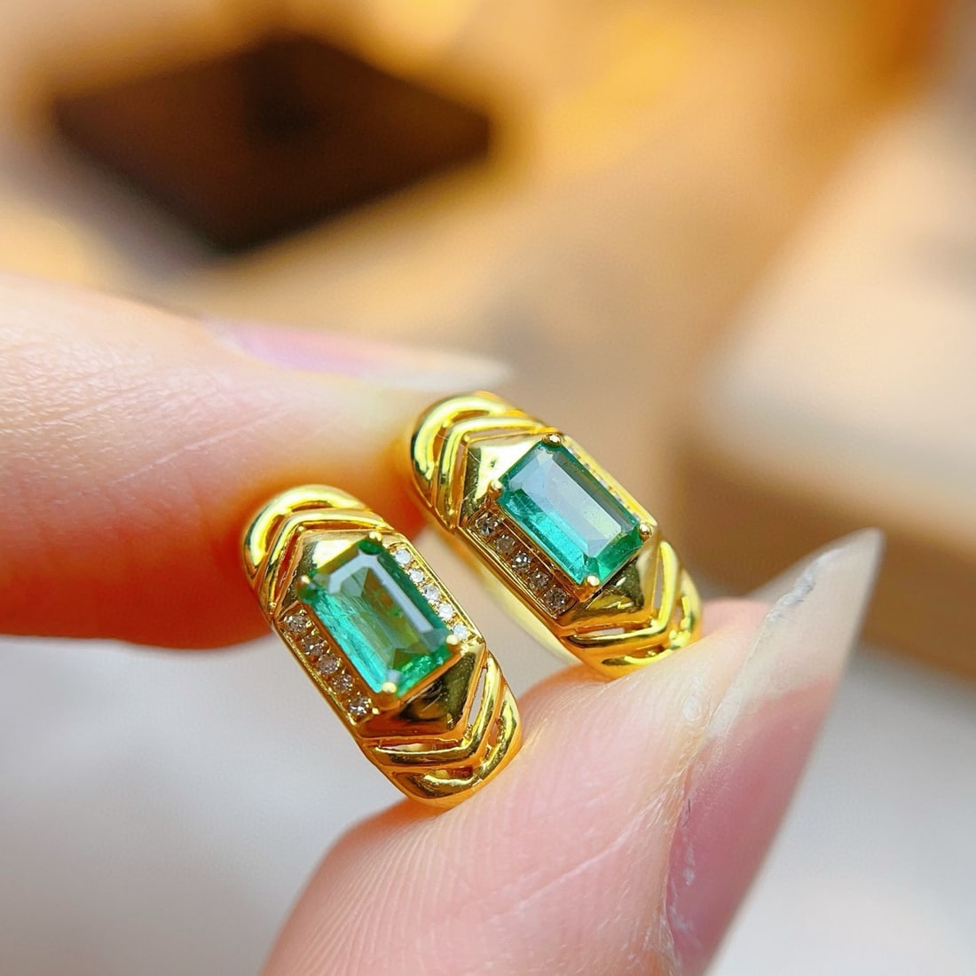 14k Gold 0.80 Ct Natural Emerald & Diamond Earrings - 3