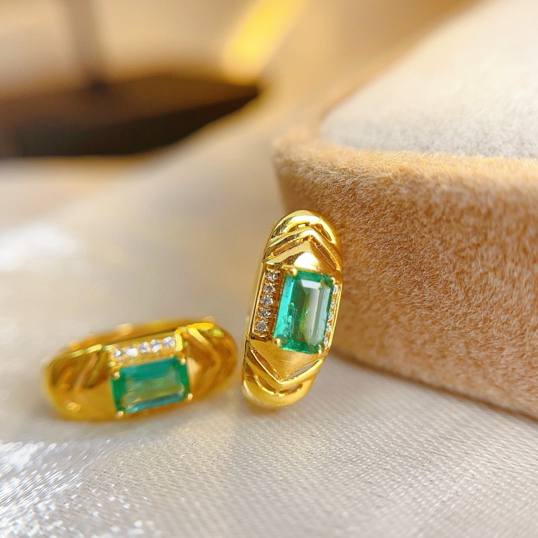 14k Gold 0.80 Ct Natural Emerald & Diamond Earrings - 5