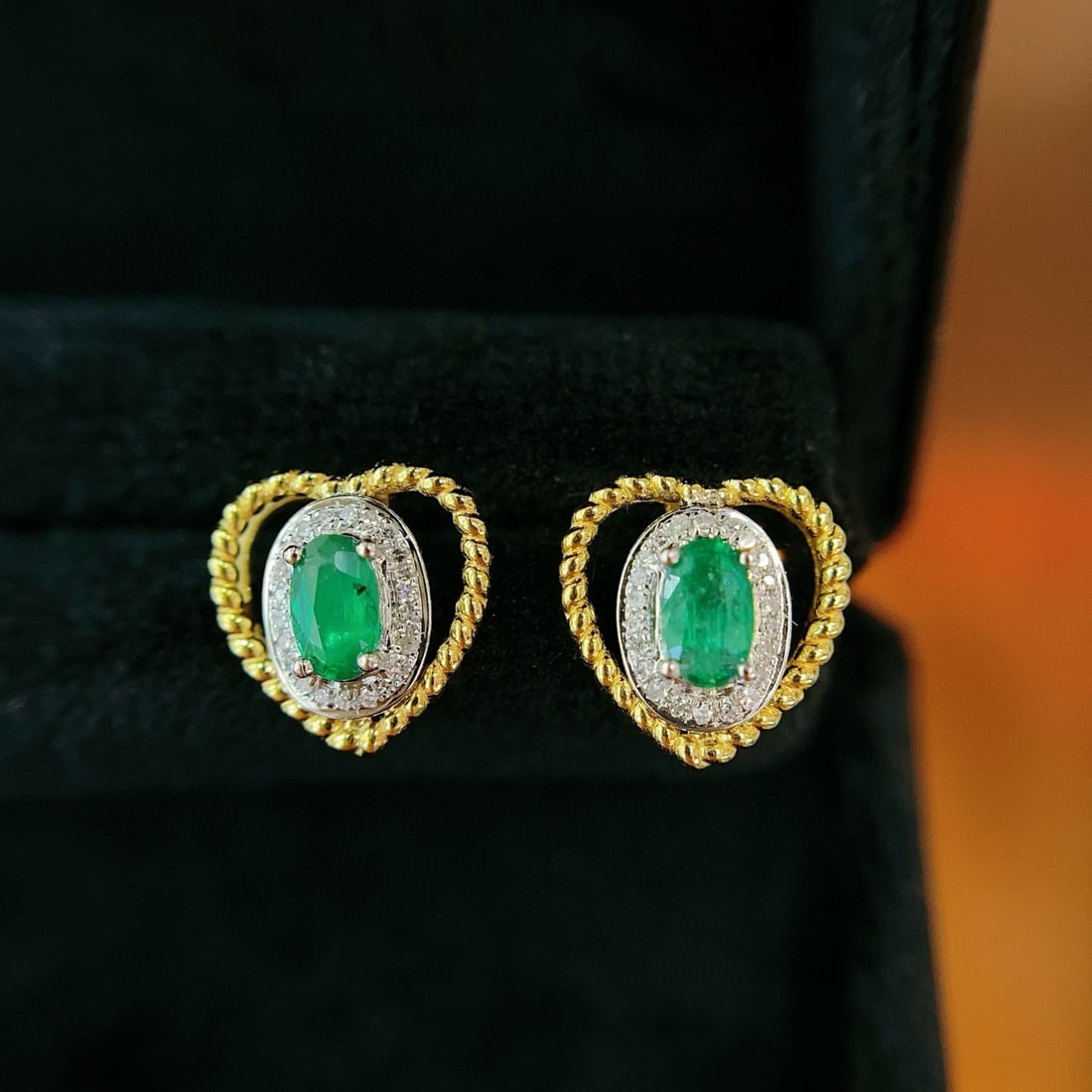 14k Gold 0.80 Ct Natural Emerald & Diamond Earrings: Ref:231031135 // gold content:14k gold // main gemstone:emerald // shape:oval // carat weight:0. 80ct // color:green // treatment:natural // // adjacent gemstone 2 : diamond // number of stones:44 // 