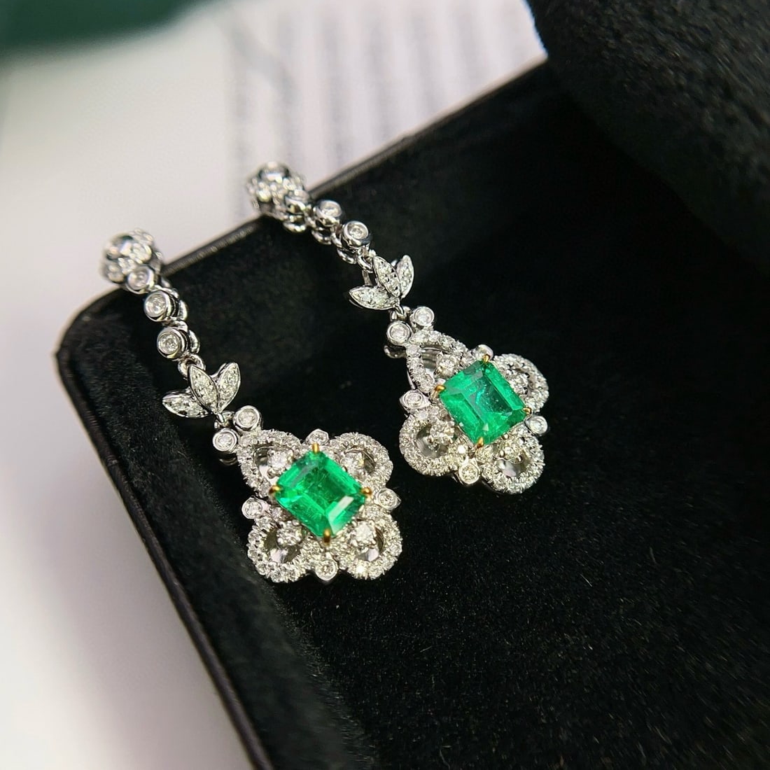 14k Gold 1.52 Ctw Natural Emerald & Diamond Earrings: Ref:231031138 // gold content:14k gold // main gemstone:emerald // shape:octagonal // carat weight:0. 85ct // color:green // treatment:natural // // adjacent gemstone 2 : diamond // shape:round //