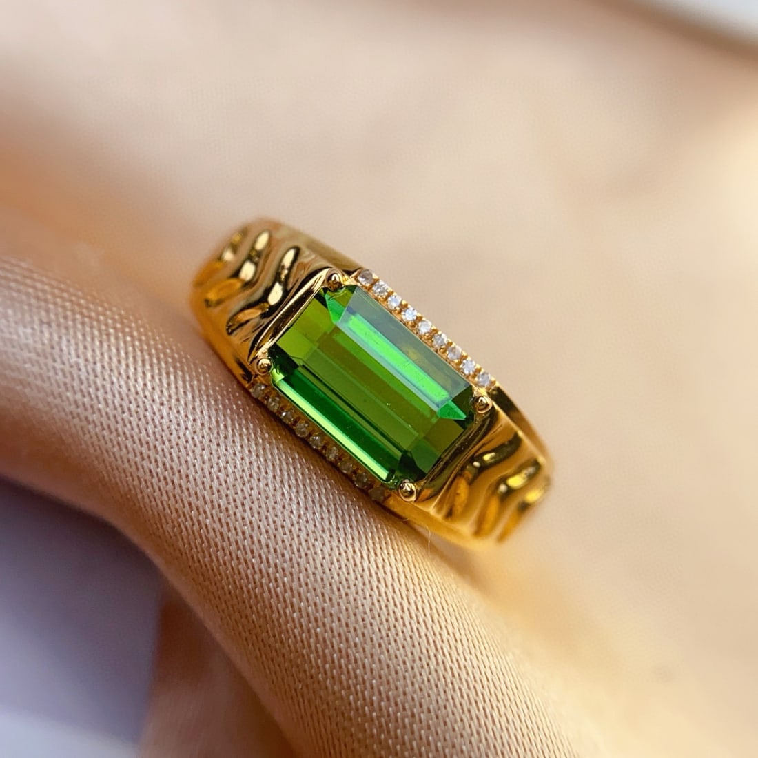 14k Gold 2.80 Ct Natural Tourmaline & Diamond & Men¡¯s Ring: Ref:231031141 // gold content:14k gold // ring size:8us // // main gemstone:tourmaline // shape:octagonal // carat weight:2. 80ct // color:green // treatment:natural // // adjacent gemstone 2 :