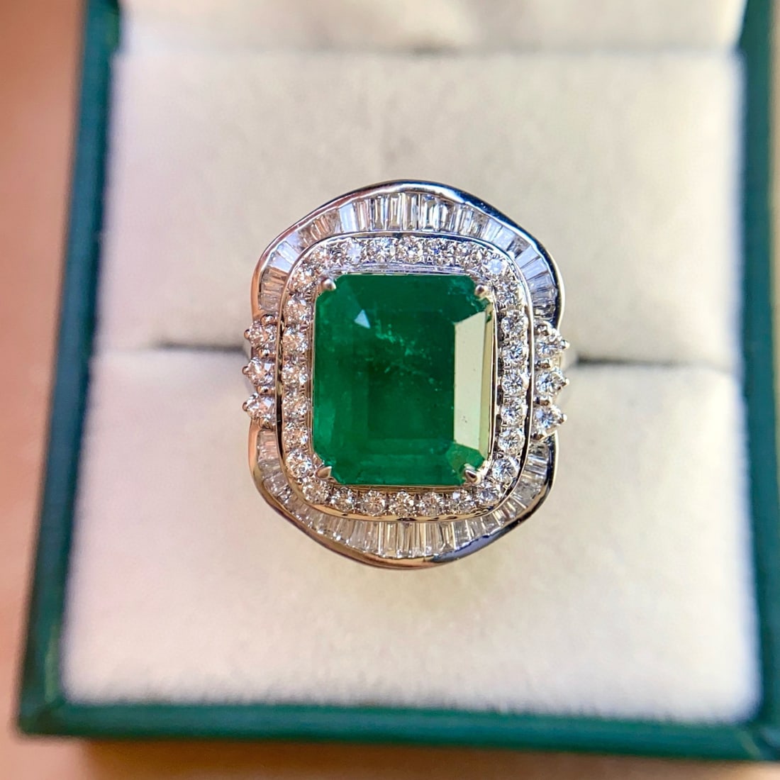 14k Gold 5.15 Ct Vivid Green Natural Emerald & Diamond Ring - 2