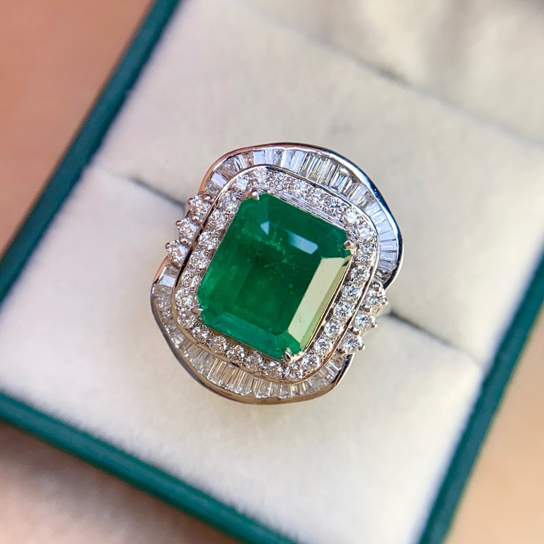 14k Gold 5.15 Ct Vivid Green Natural Emerald & Diamond Ring - 4