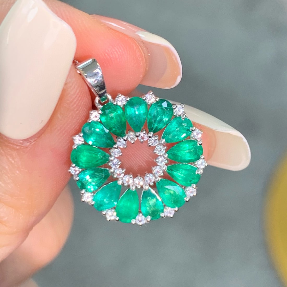 14k Gold 3 Ct Natural Emerald & Diamond Pendant( Without Chain ): Ref:231031147 // gold content:14k gold // main gemstone:emerald // shape:pear // carat weight:3ct // color:green // treatment:natural // // adjacent gemstone 2 : diamond // shape:round // clarity