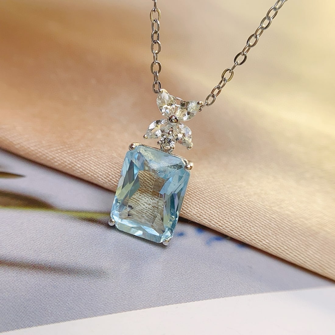 14k Gold 3.00 Ct Natural Aquamarine & Sapphire Pendant( Without Chain ): Ref:231031154 // gold content:14k gold // main gemstone:aquamarine // shape:octagonal // carat weight:3. 00ct // color:blue // treatment:natural // // adjacent gemstone 2 : sapphire // number of
