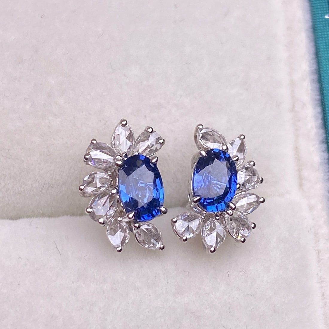 14k Gold 1.40 Ct Natural Sapphire & Diamond Earrings: Ref:231031161 // gold content:14k gold // main gemstone:sapphire // shape:oval // carat weight:1. 40ct // color:blue // treatment:natural // // adjacent gemstone 2 : diamond // number of stones:14 // 