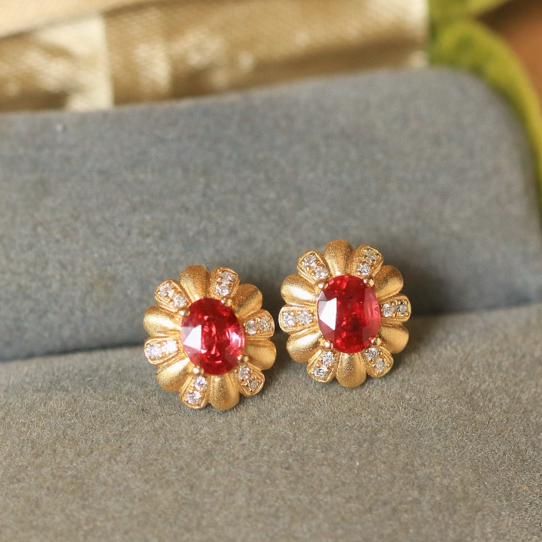 14k Gold 0.8 Ct Natural Ruby & Diamond Earrings: Ref:231031188 // gold content:14k gold // main gemstone:ruby // shape:oval // carat weight:0. 8ct // color:green // treatment:natural // // adjacent gemstone 2 : diamond // shape:round // clarity