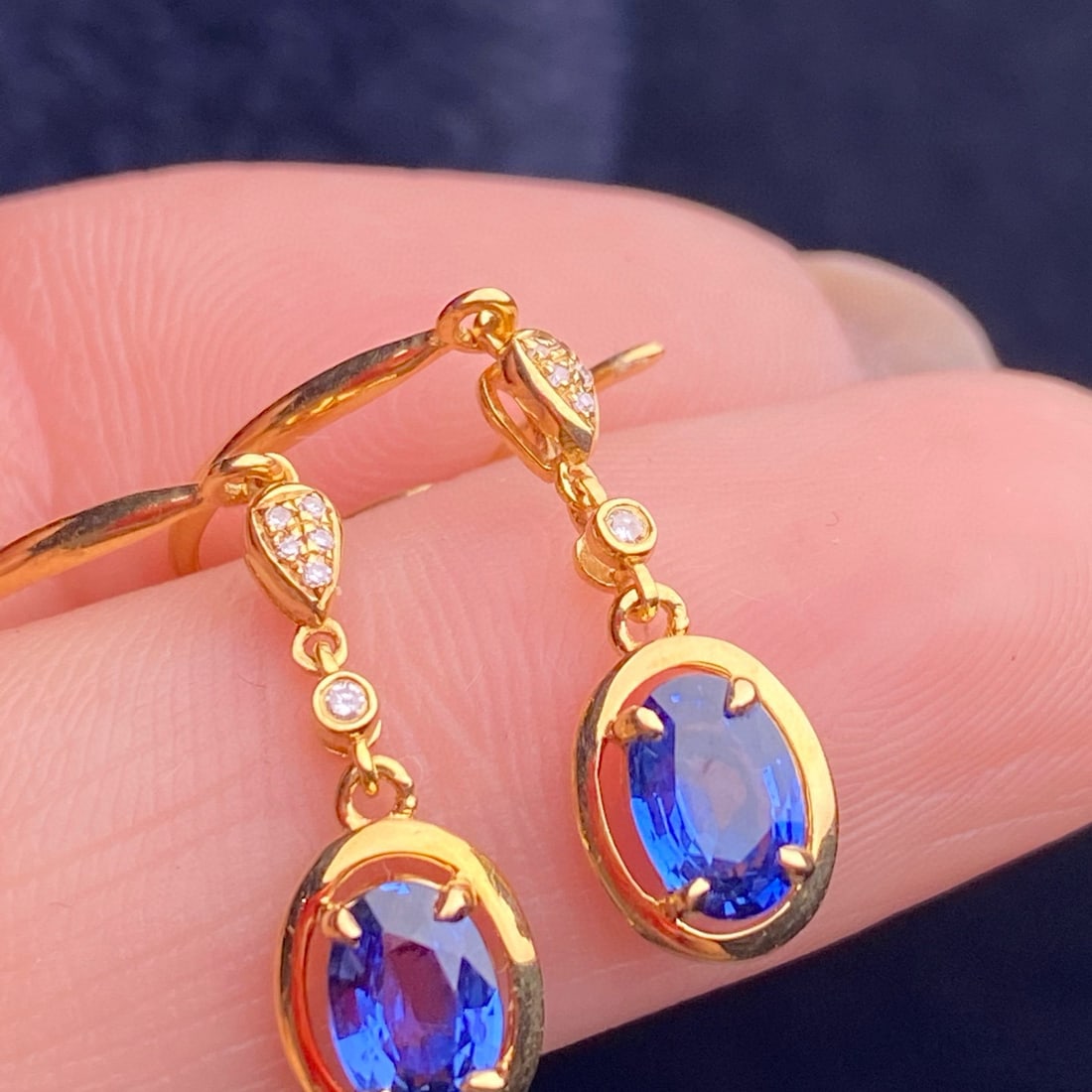 14k Gold 1.40 Ct Natural Sapphire & Diamond Earrings: Ref:231031193 // gold content:14k gold // main gemstone:sapphire // shape:oval // carat weight:1. 40ct // color:blue // treatment:natural // // adjacent gemstone 2 : diamond // shape:round // clarity