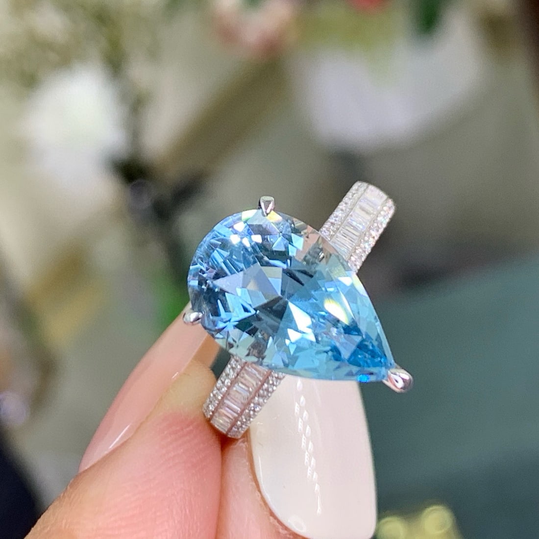 14k Gold 4.57 Ctw Natural Aquamarine & Diamond Ring: Ref:231031197 // gold content:14k gold // ring size:7. 25us // // main gemstone:aquamarine // shape:pear // carat weight:4. 25ct // color:santa maria color // treatment:natural // // adjacent