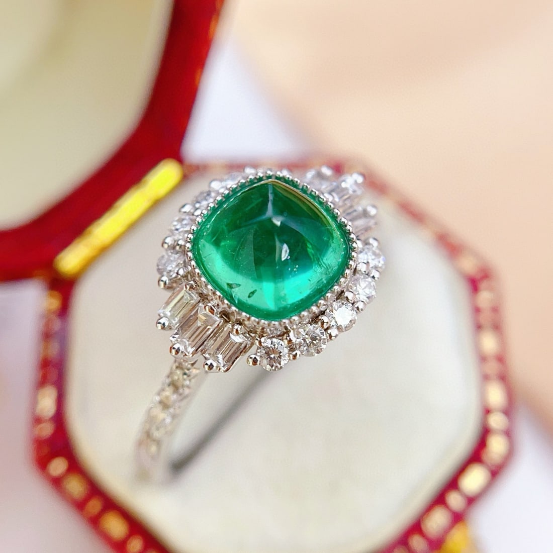 14k Gold 2.00 Ct Natural Emerald & Diamond Ring: Ref:231031203 // gold content:14k gold // ring size:7. 25us // // main gemstone:emerald // shape:suger-loaf // carat weight:2. 00ct // color:green // treatment:natural // // adjacent gemstone 2 : diam
