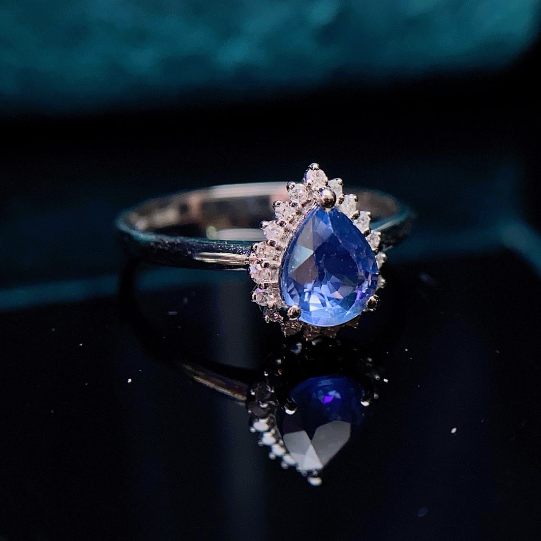 14k Gold 1.00 Ct Natural Sapphire & Diamond Ring: Ref:231031206 // gold content:14k gold // ring size:7. 25us // // main gemstone:sapphire // shape:pear // carat weight:1. 00ct // color:blue // treatment:natural // // adjacent gemstone 2 : diamond