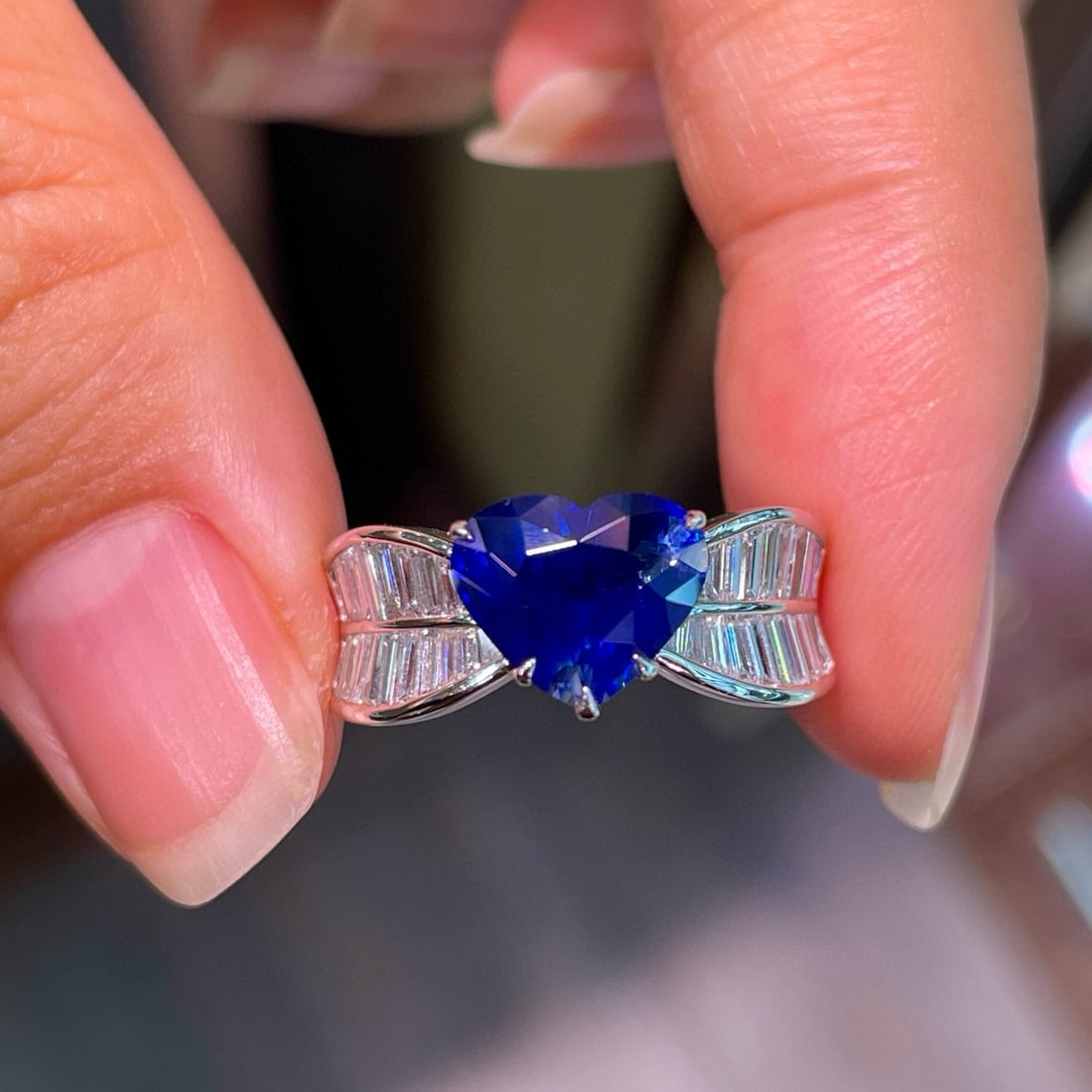14k Gold 3.35 Ctw Vivid Blue Natural Sapphire & Diamond Ring: Ref:231031209 // gold content:14k gold // ring size:7. 25us // // main gemstone:sapphire // shape:heart // carat weight:2. 27ct // color:vivid blue // treatment:natural // // adjacent gemstone 2 :