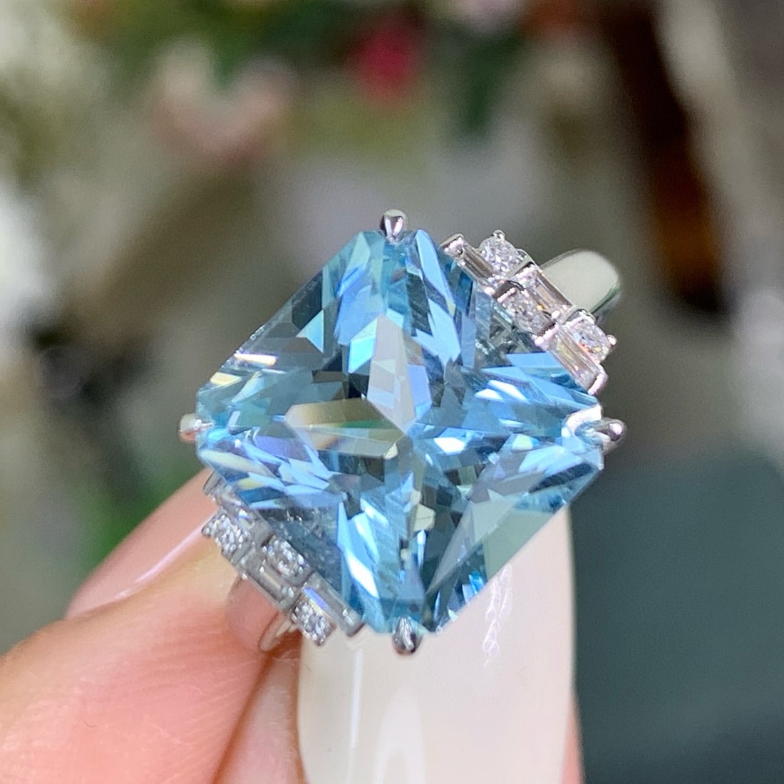14k Gold 5.23 Ctw Natural Aquamarine & Diamond Ring: Ref:231031214 // gold content:14k gold // ring size:7. 25us // // main gemstone:aquamarine // shape:octagonal // carat weight:5. 03ct // color:santa maria color // treatment:natural // // adjacent