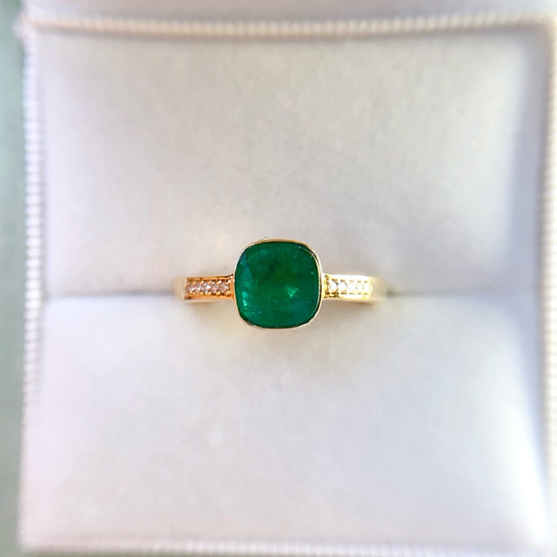 14k Gold 1.45 Ct Natural Emerald & Diamond Ring: Ref:231031220 // gold content:14k gold // ring size:7. 25us // // main gemstone:emerald // shape:cushion // carat weight:1. 45ct // color:green // treatment:natural // // adjacent gemstone 2 :