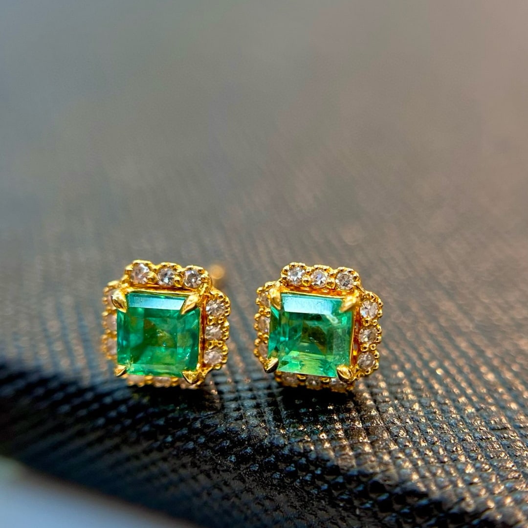 14k Gold 0.82 Ctw Natural Emerald & Diamond Earrings: Ref:231031224 // gold content:14k gold // main gemstone:emerald // shape:octagonal // carat weight:0. 70ct // color:green // treatment:natural // // adjacent gemstone 2 : diamond // shape:round // car