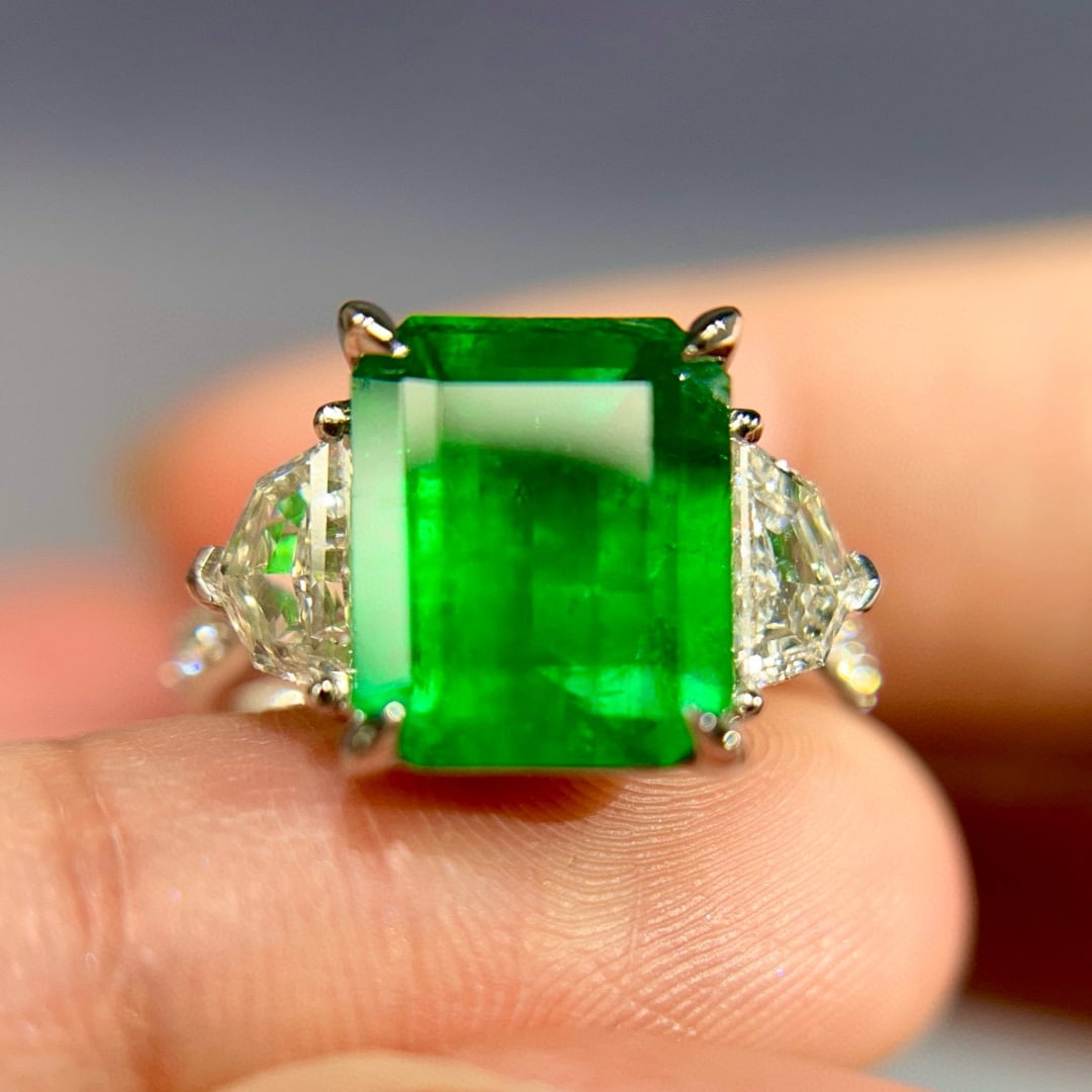 14k Gold 4.70 Ctw Vivid Green Natural Emerald & Diamond Ring: Ref:231031225 // gold content:14k gold // ring size:7. 25us // // main gemstone:emerald // shape:octagonal // carat weight:3. 60ct // color:vivid green // treatment:natural // // adjacent gemstone 2 :