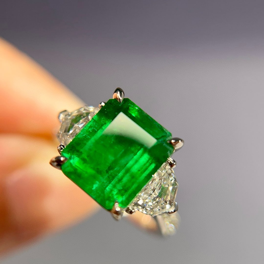 14k Gold 4.70 Ctw Vivid Green Natural Emerald & Diamond Ring - 2