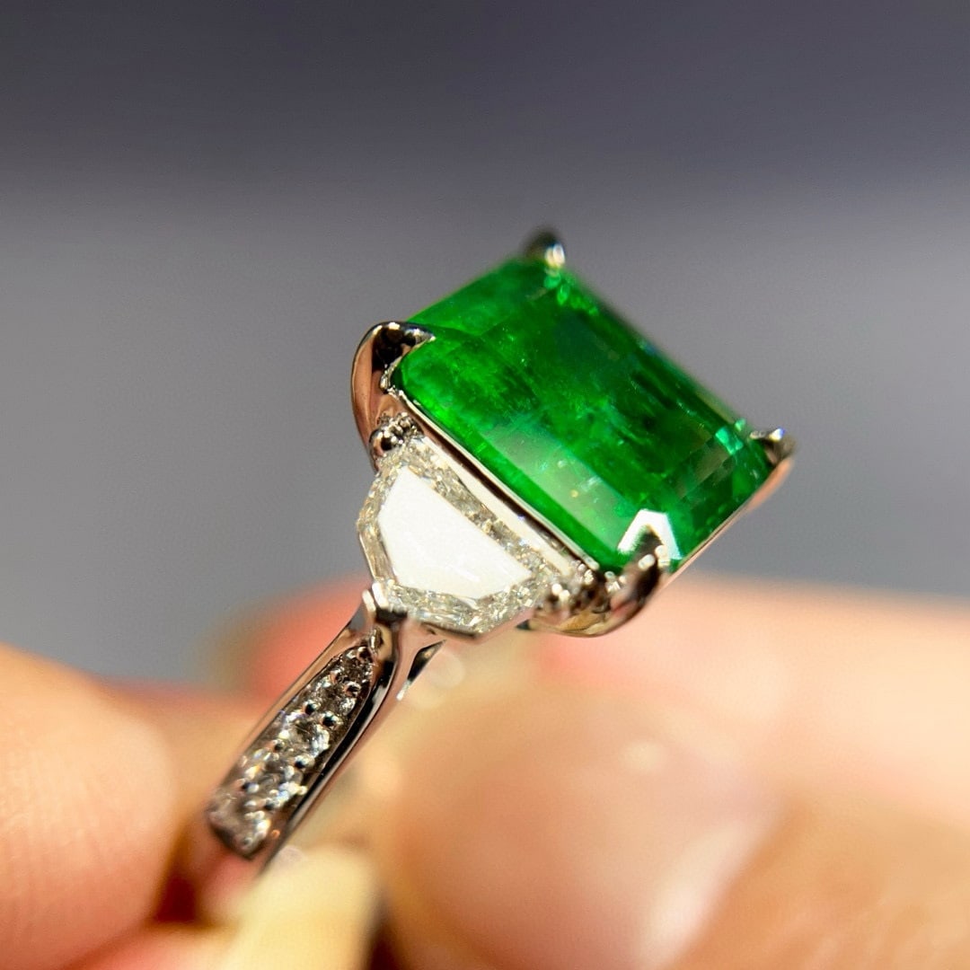 14k Gold 4.70 Ctw Vivid Green Natural Emerald & Diamond Ring - 3