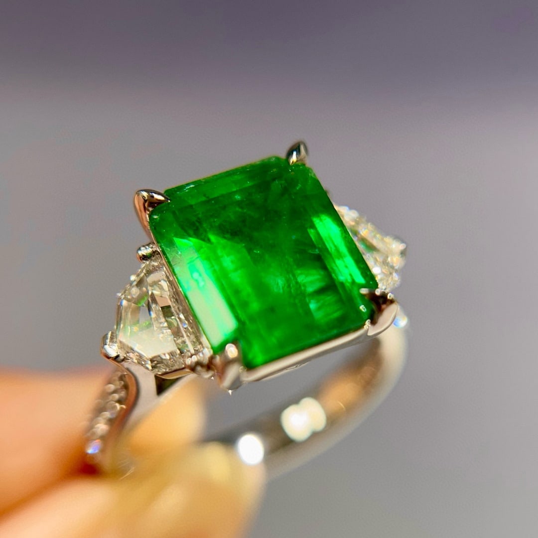 14k Gold 4.70 Ctw Vivid Green Natural Emerald & Diamond Ring - 4