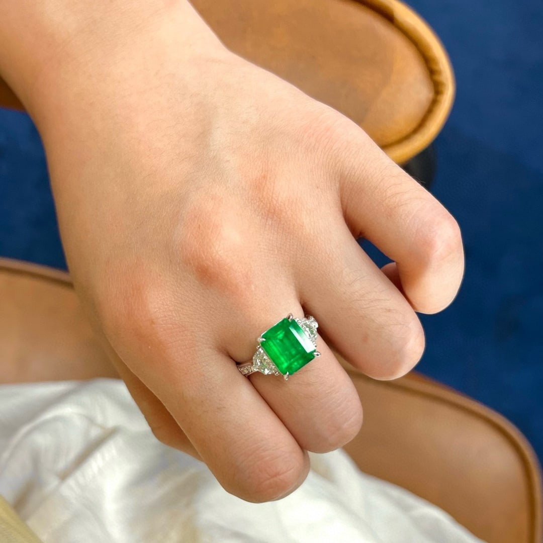 14k Gold 4.70 Ctw Vivid Green Natural Emerald & Diamond Ring - 6