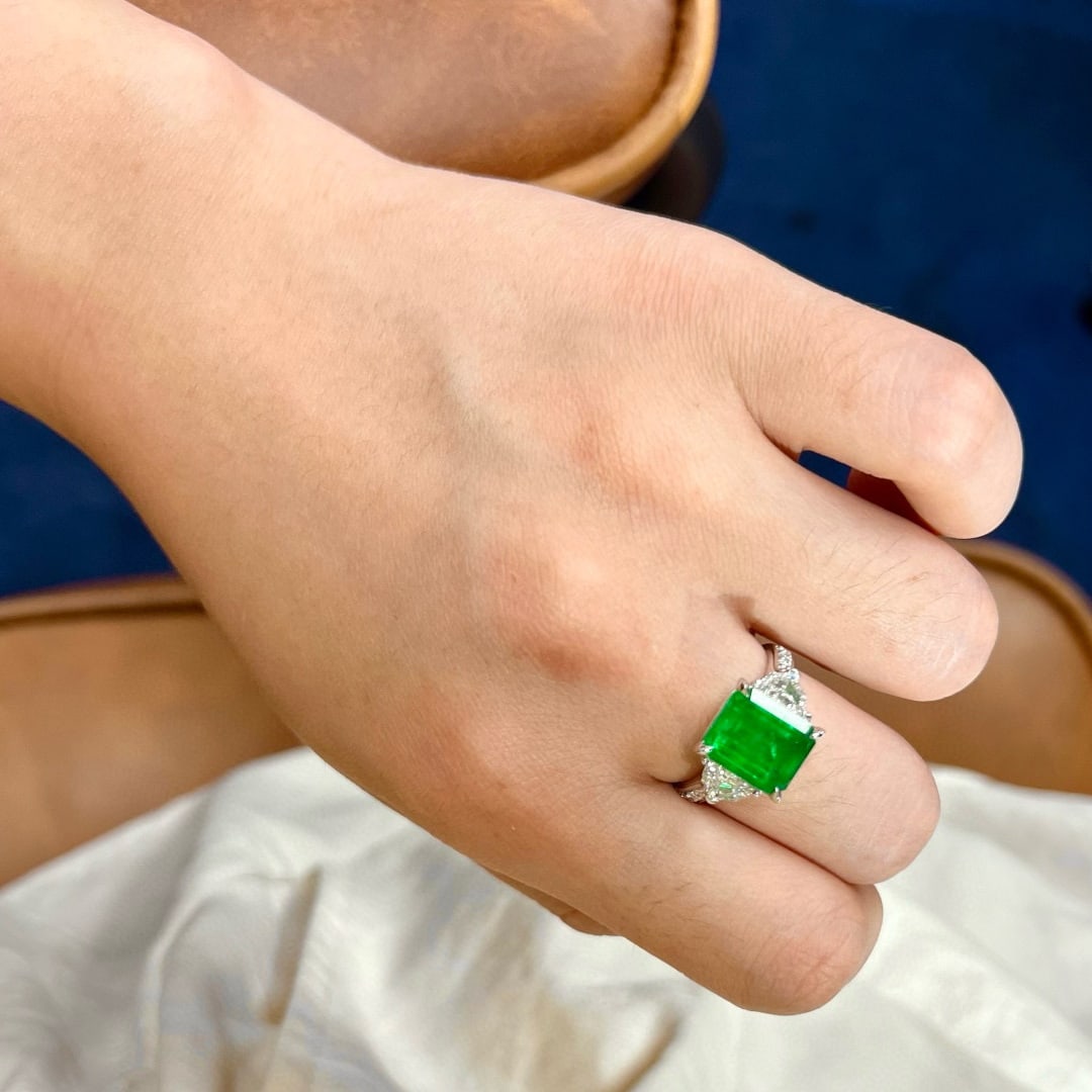 14k Gold 4.70 Ctw Vivid Green Natural Emerald & Diamond Ring - 7