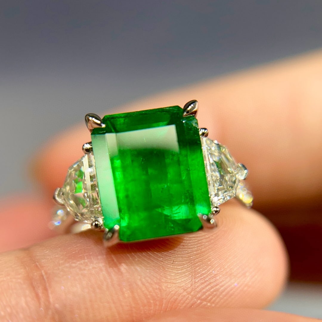 14k Gold 4.70 Ctw Vivid Green Natural Emerald & Diamond Ring - 8