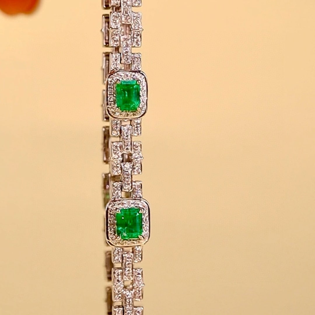 14k Gold 2.45 Ctw Vivid Green Natural Emerald & Diamond Bracelet: Ref:231031228 // gold content:14k gold // main gemstone:emerald // shape:octagonal // carat weight:1. 70ct // color:vivid green // treatment:natural // // adjacent gemstone 2 : diamond // shape:round