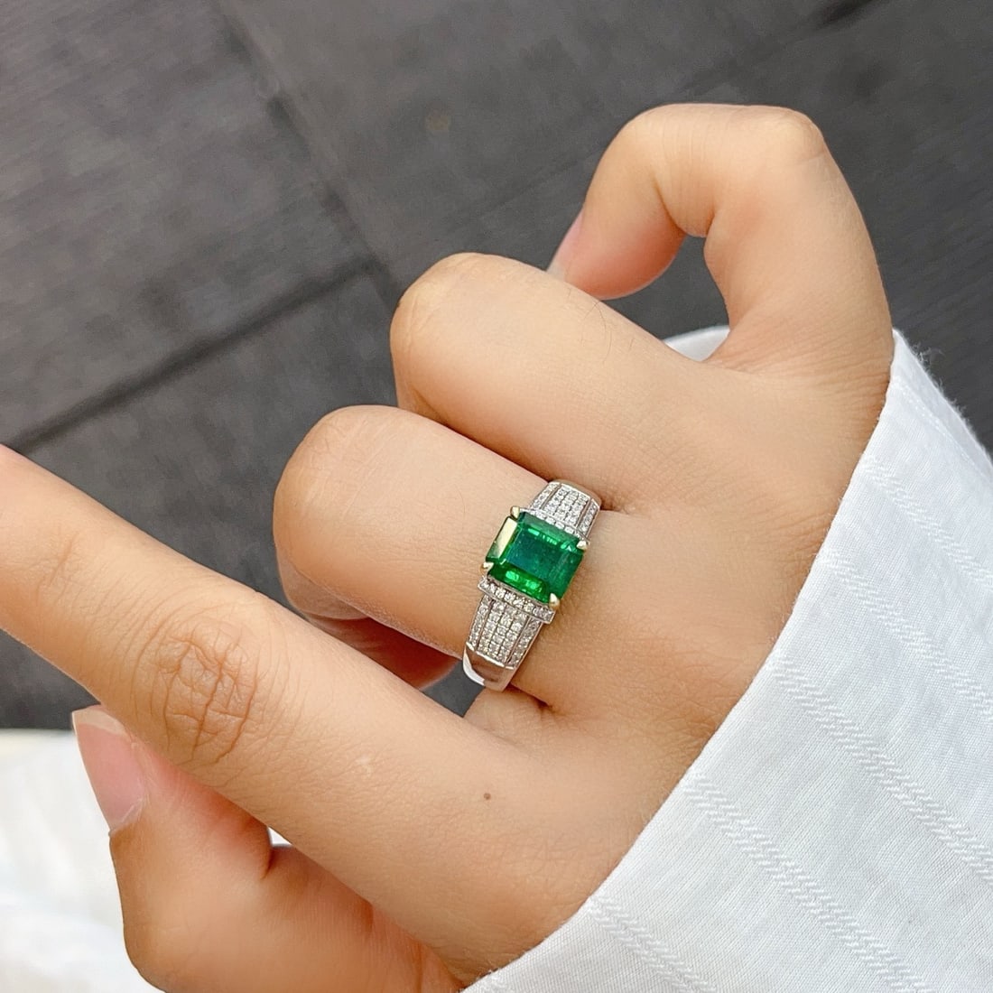 14k Gold 2.55 Ct Vivid Green Natural Emerald & Diamond Ring - 5