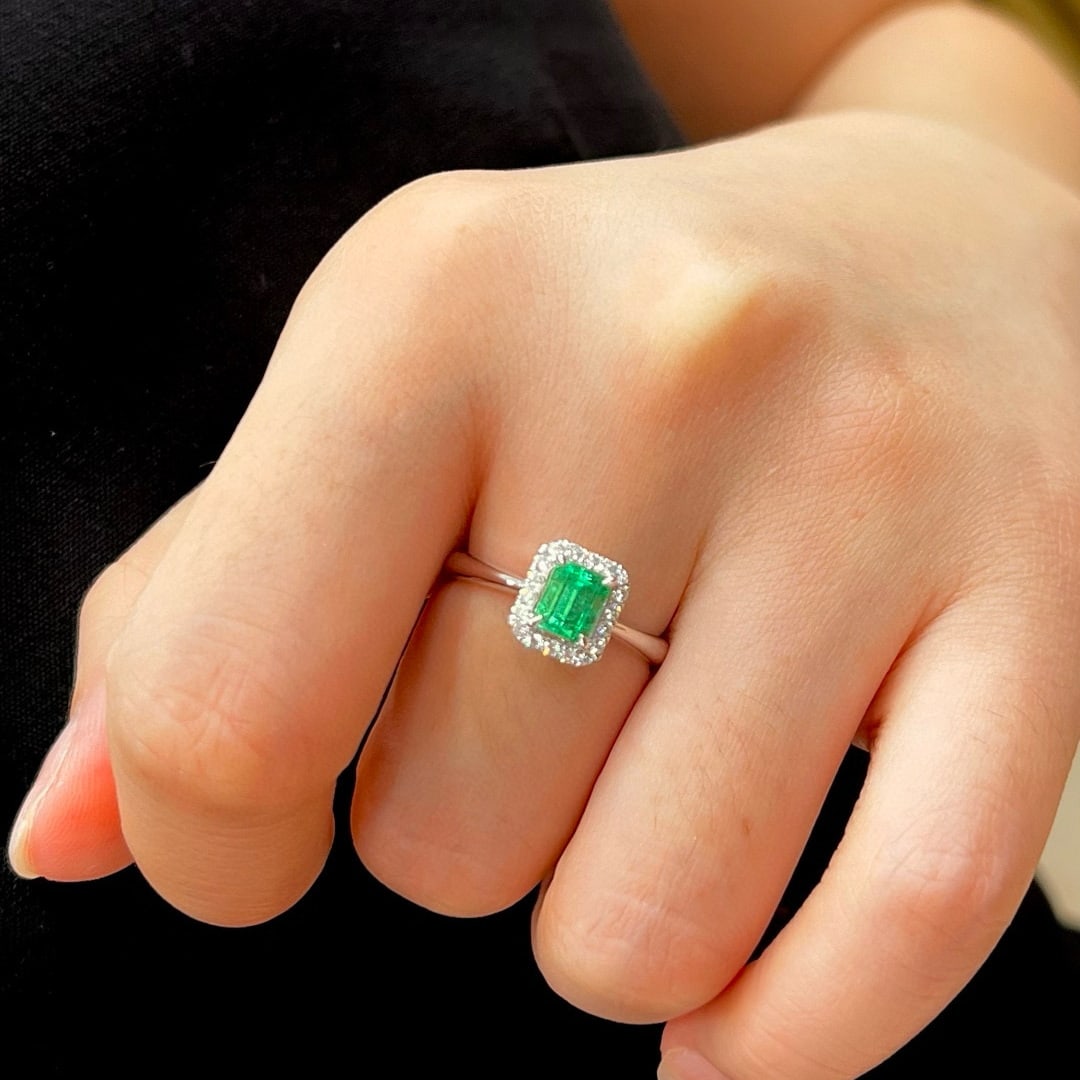 14k Gold 0.88 Ctw Natural Emerald & Diamond Ring - 5