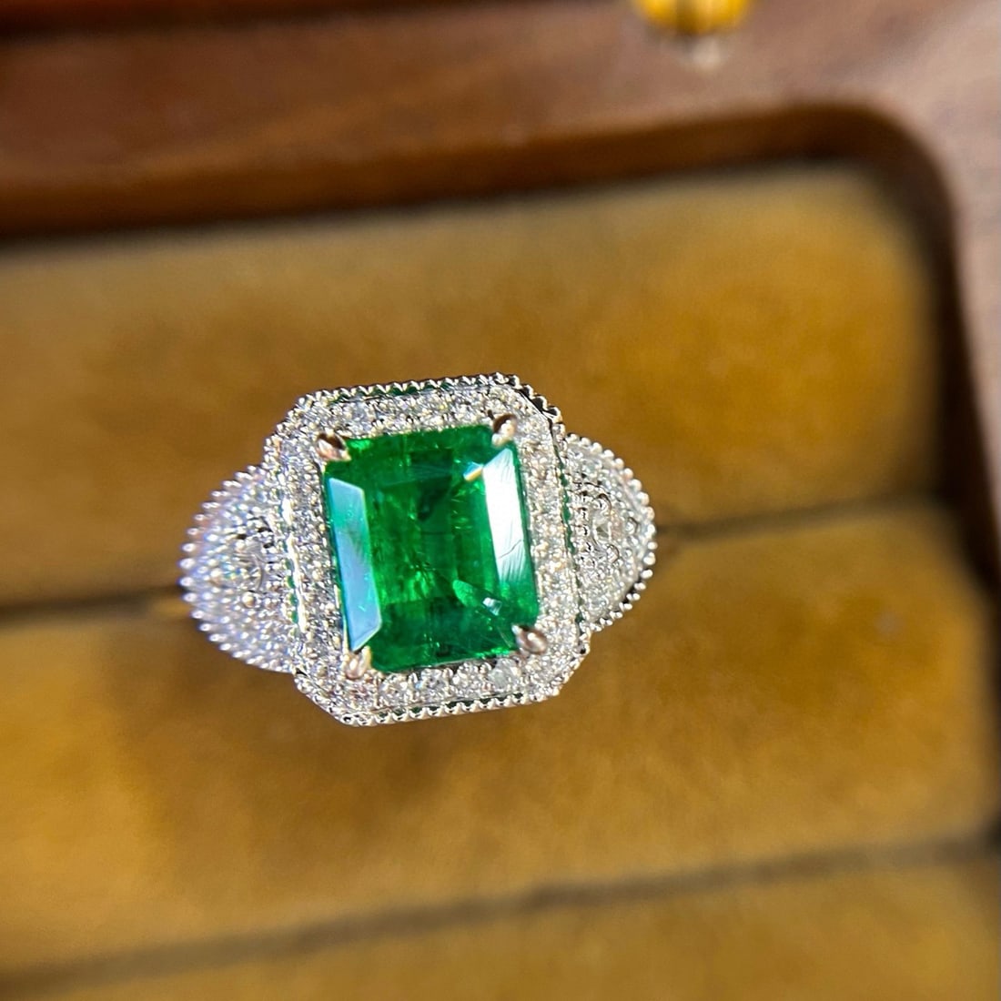 14k Gold 1.55 Ctw Vivid Green Natural Emerald & Diamond Ring: Ref:231031242 // gold content:14k gold // ring size:7. 25us // // main gemstone:emerald // shape:octagonal // carat weight:1. 30ct // color:vivid green // treatment:natural // // adjacent gemstone 2 :