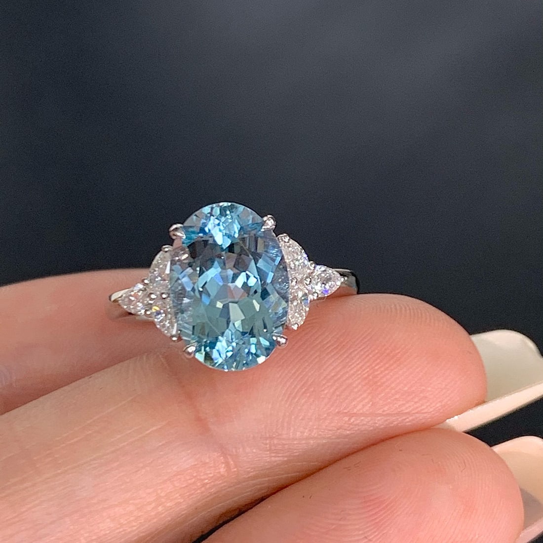14k Gold 4.03 Ctw Natural Aquamarine & Diamond Ring: Ref:231031245 // gold content:14k gold // ring size:7. 25us // // main gemstone:aquamarine // shape:oval // carat weight:3. 57ct // color:santa maria color // treatment:natural // // adjacent