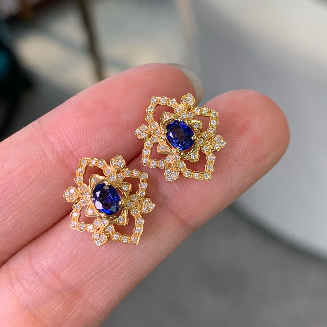 14k Gold 0.67 Ct Natural Sapphire & Diamond Earrings: Ref:231031248 // gold content:14k gold // main gemstone:sapphire // shape:oval // carat weight:0. 67ct // color:royal blue // treatment:natural // // adjacent gemstone 2 : diamond // shape:round // cl
