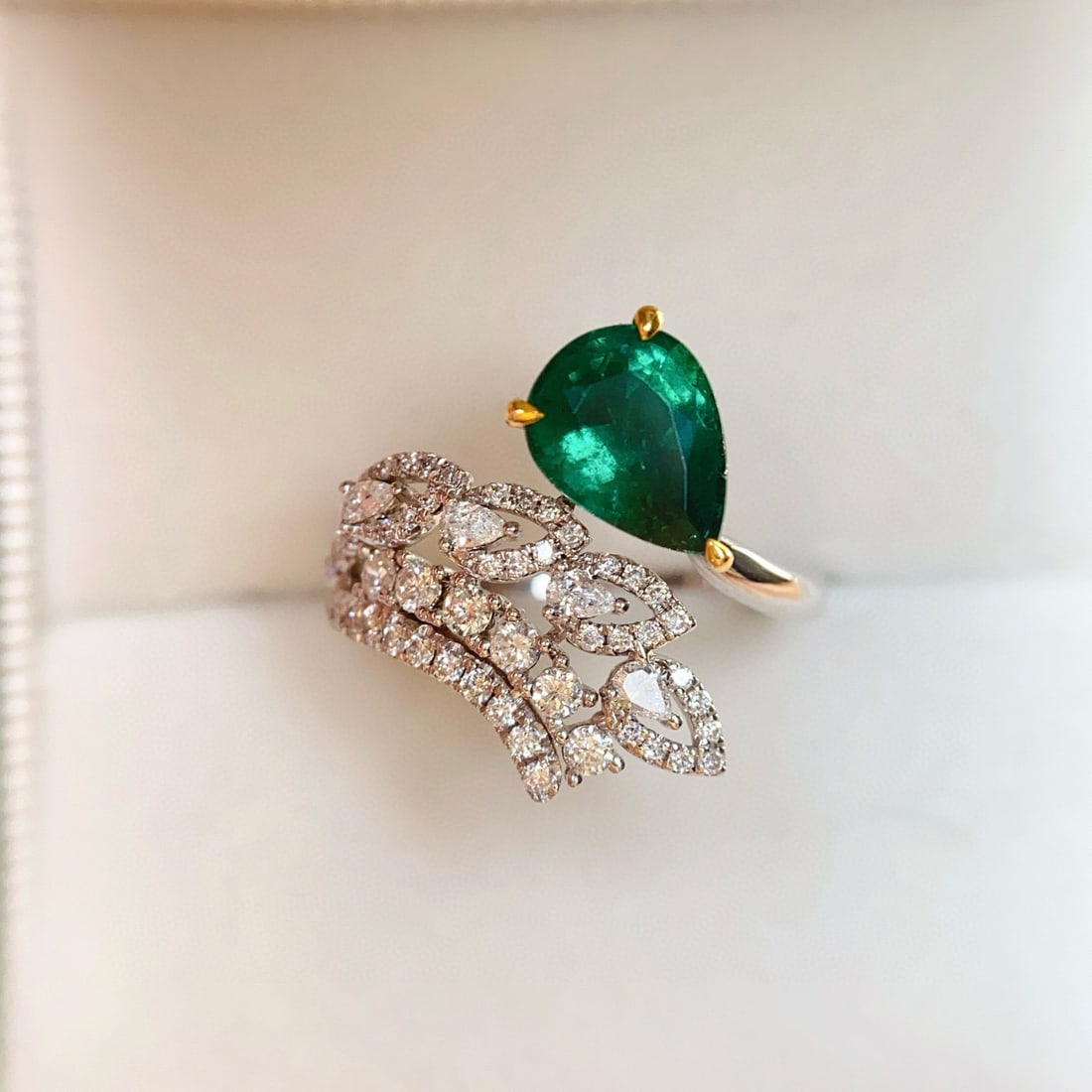 14k Gold 1.35 Ct Vivid Green Natural Emerald & Diamond Ring: Ref:231031251 // gold content:14k gold // ring size:7. 25us // // main gemstone:emerald // shape:pear // carat weight:1. 35ct // color:vivid green // treatment:natural // // adjacent gemstone 2 : diam