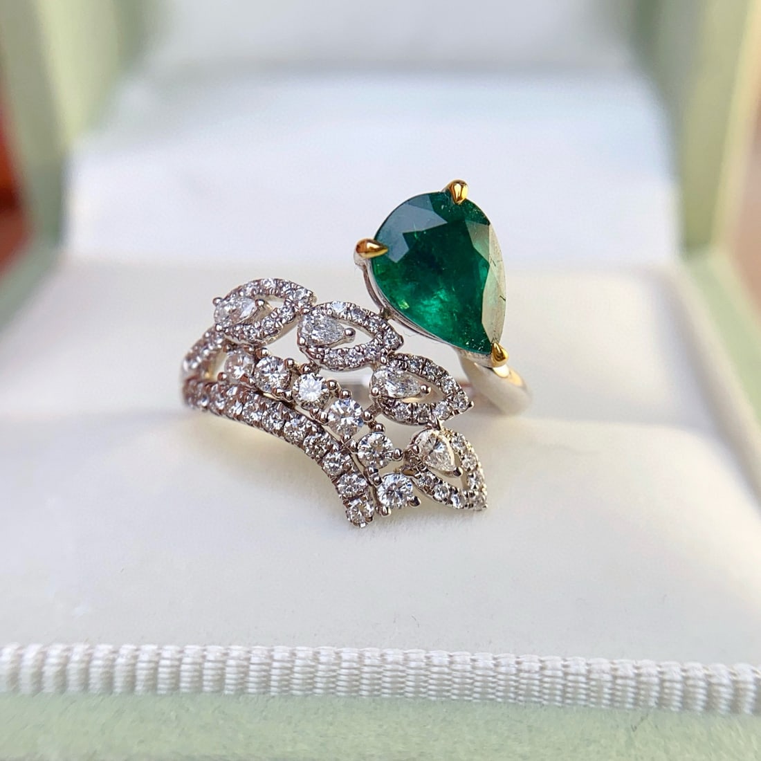 14k Gold 1.35 Ct Vivid Green Natural Emerald & Diamond Ring - 3
