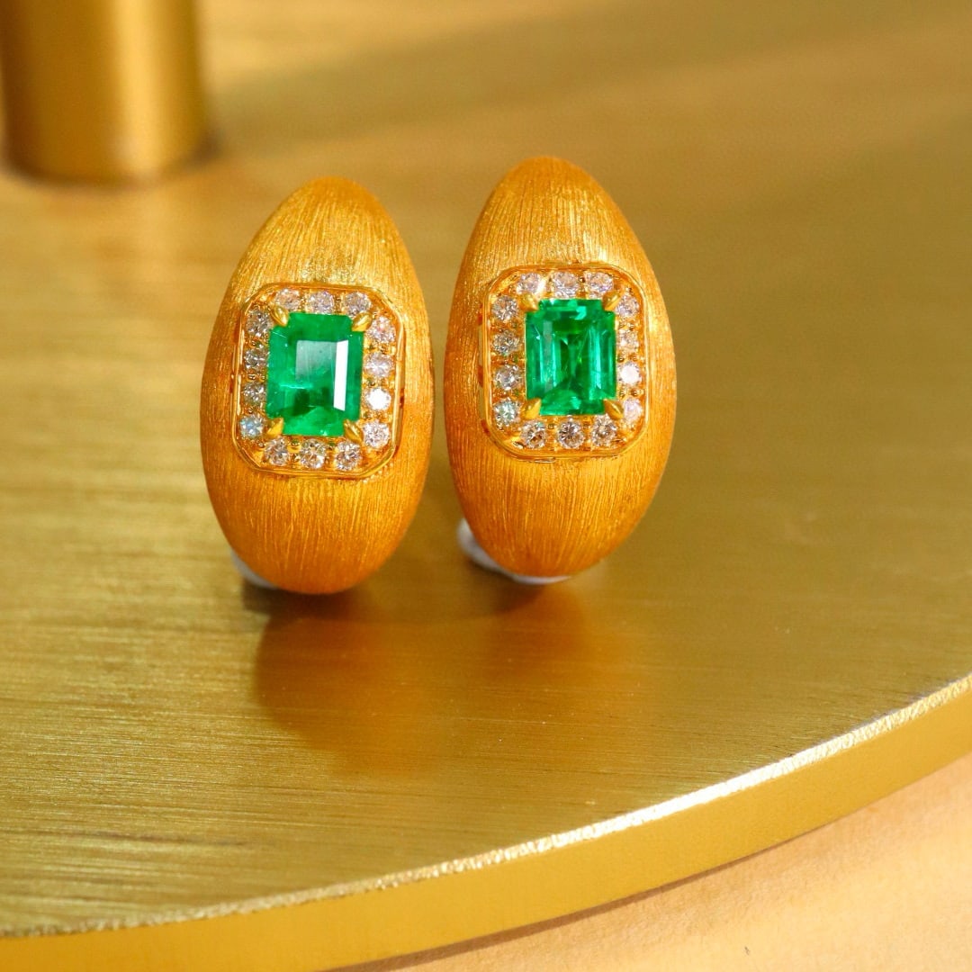 14k Gold 0.54 Ctw Vivid Green Natural Emerald & Diamond Earrings: Ref:231031252 // gold content:14k gold // main gemstone:emerald // shape:octagonal // carat weight:0. 40ct // color:vivid green // treatment:natural // // adjacent gemstone 2 : diamond // shape:round