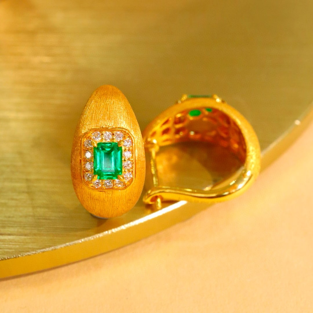 14k Gold 0.54 Ctw Vivid Green Natural Emerald & Diamond Earrings - 3