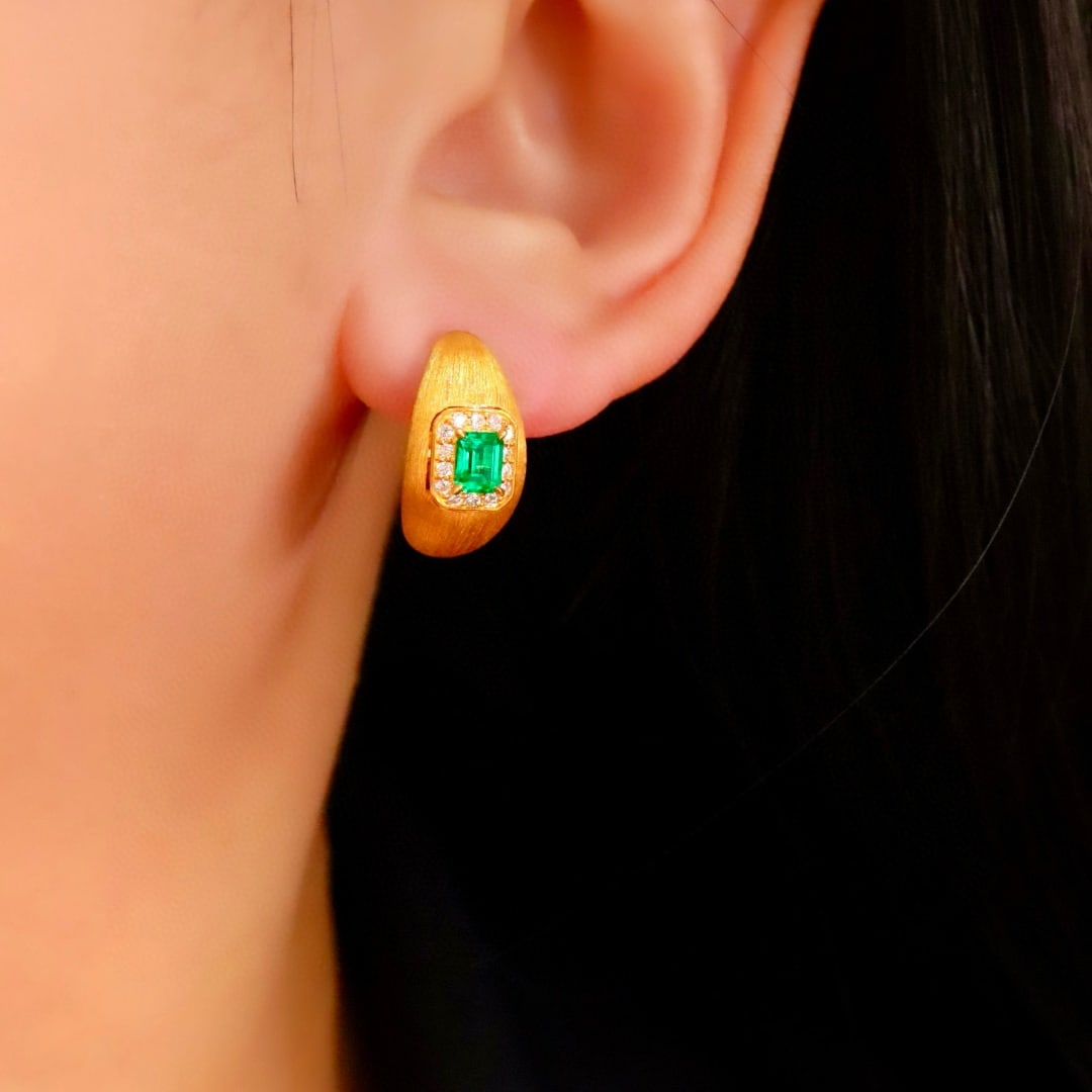 14k Gold 0.54 Ctw Vivid Green Natural Emerald & Diamond Earrings - 8