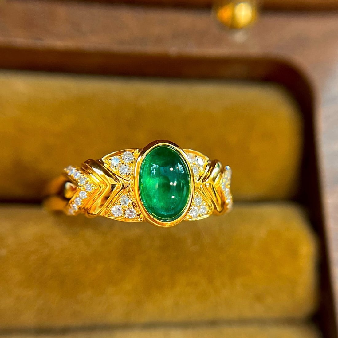 14k Gold 1.28 Ctw Vivid Green Natural Emerald & Diamond Ring: Ref:231031253 // gold content:14k gold // ring size:7. 25us // // main gemstone:emerald // shape:oval // carat weight:1. 10ct // color:vivid green // treatment:natural // // adjacent gemstone 2 :