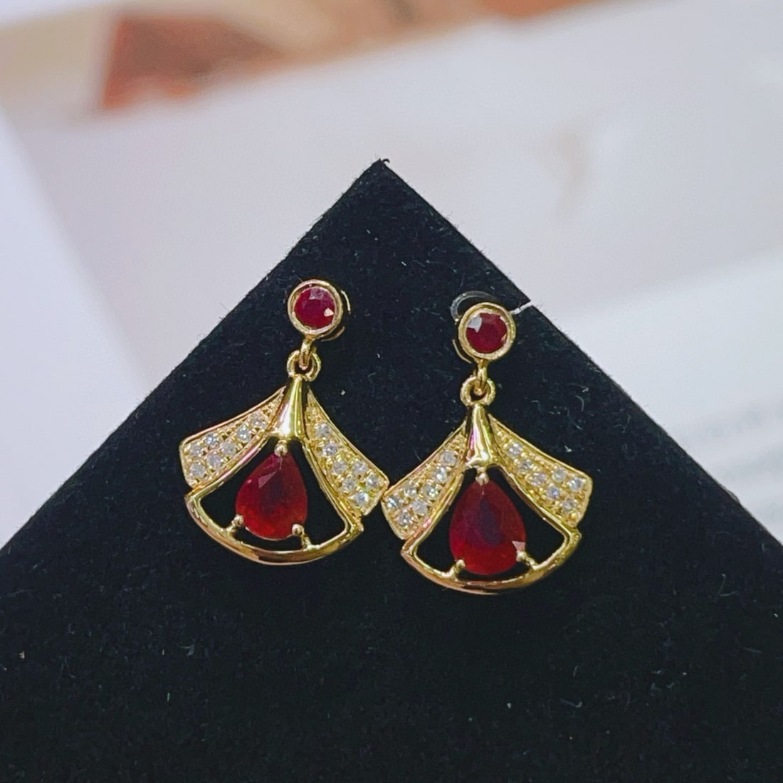 14k Gold 0.52 Ct Natural Ruby & Diamond Earrings: Ref:231031257 // gold content:14k gold // main gemstone:ruby // shape:multiply // carat weight:0. 52ct // color:red // treatment:natural // // adjacent gemstone 2 : diamond // number of stones:28 //