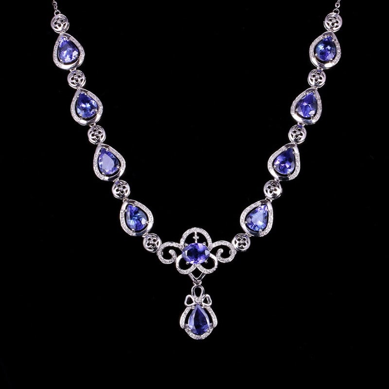 14k Gold 10.90 Ctw Natural Tanzanite & Diamond Necklace: Ref:231032032 // gold content:14k gold // main gemstone:tanzanite // shape:multiply // carat weight:10. 43ct // color:blue // treatment:natural // // adjacent gemstone 2 : diamond // shape:round //